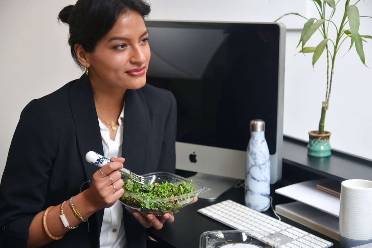 Professional nutritionist consulting with client